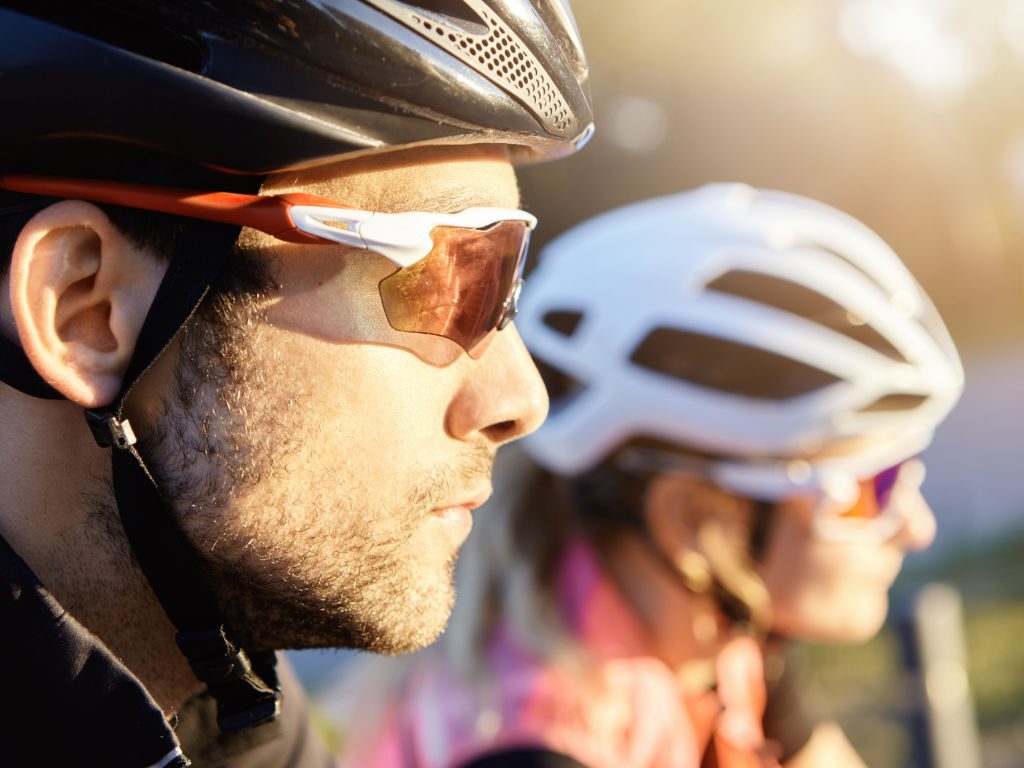 Zwei Radsportler, Mann und Frau, in Nahaufnahme