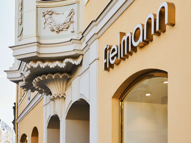 Fielmann-Filiale von außen mit historischer Fassade