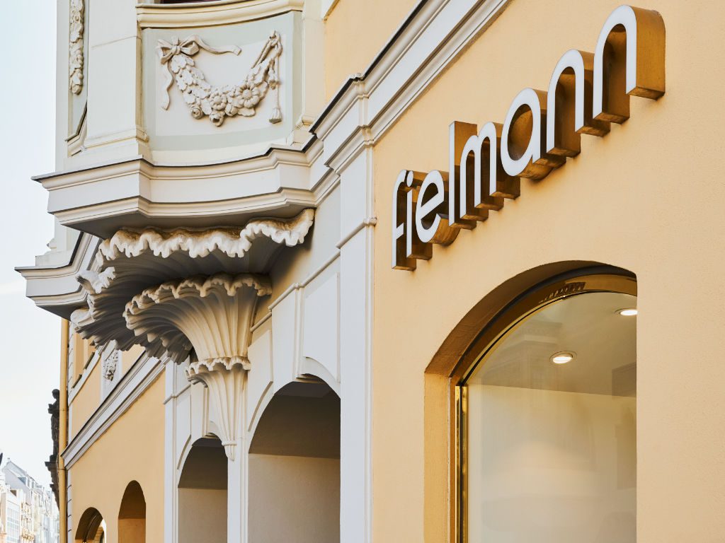 Fielmann-Filiale von außen mit historischer Fassade