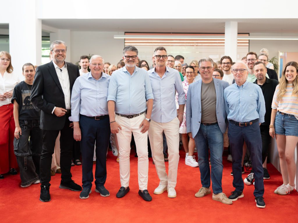 Viele Gratulanten zum 20-jährigen Jubiläum von Carsten Schünemann als Geschäftsführender Vorstand der IGA Optic eG. Vorne von links: Ralph Hurlin (Aufsichtsratsvorsitzender), Christian Wette (langjähriger AR-Vorsitzender), Carsten Schünemann, Kai Muth (stellv. Geschäftsführer und Prokurist, selbst an dem Tag 15 Jahre bei IGA Optic), Dirk Vorpahl (stellv. Aufsichtsratsvorsitzender), Ludwig Axt (langjähriges Vorstandsmitglied) und das gesamte Team des Einkaufs- und Marketingverbunds. c
