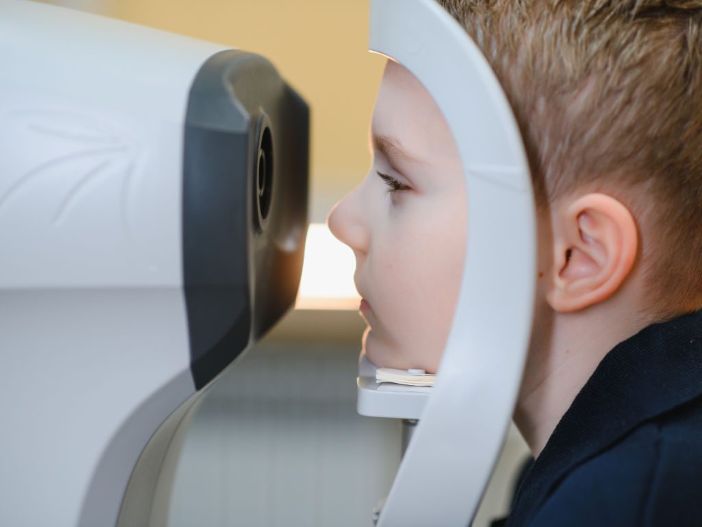 Junge bei einer Augenuntersuchung mit moderner Diagnosetechnik