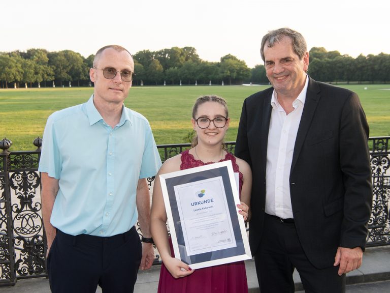 Von links: Martin Bössenrodt und Peter Kupczyk und überreichen Augenoptiker-Gesellin Leonie Kukowski die Urkunde für das beste Gesamtergebnis im Handwerkskammerbezirk Kassel