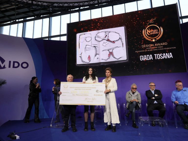 Giada Tosana als Gewinnerin des Sergio Cereda Eyewear Design Award 2025 erhält den Preis auf der Bühne