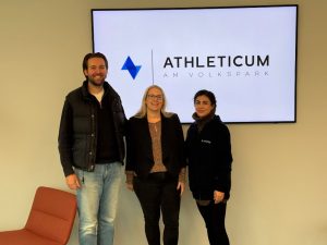 Dominik Schindler von TeleMedC beim Athleticum am Volkspark in Hamburg mit zwei Mitarbeiterinnen
