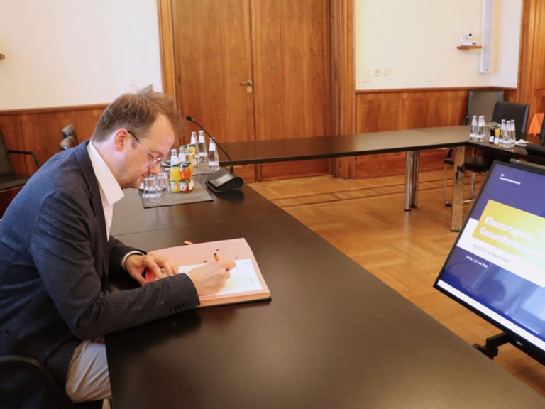 ZVA-Präsident Kai Jaeger unterzeichnet in Berlin eine neue Kooperationsvereinbarung der Gesundheitshandwerke unter dem Dach des ZDH