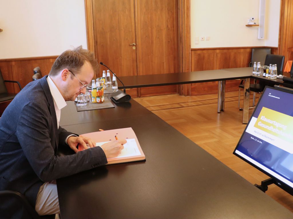 ZVA-Präsident Kai Jaeger unterzeichnet in Berlin eine neue Kooperationsvereinbarung der Gesundheitshandwerke unter dem Dach des ZDH