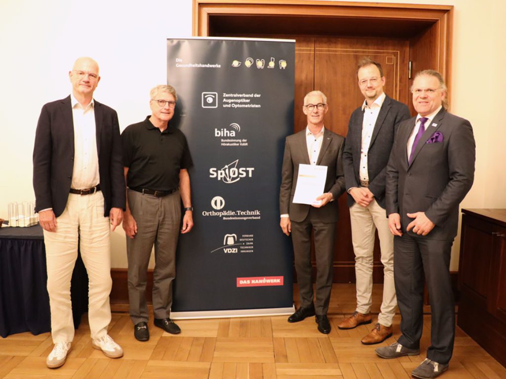 Von links: Alf Reuter (Präsident, BIV-OT), Dominik Kruchen (Präsident, VDZI), Eberhard Schmidt (Präsident, biha), Kai Jaeger (Präsident, ZVA), Jens Schulte (Präsident, SpiOST) in Berlin anlässlich der neuen Kooperationsvereinbarung der Gesundheitshandwerke unter dem Dach des ZDH