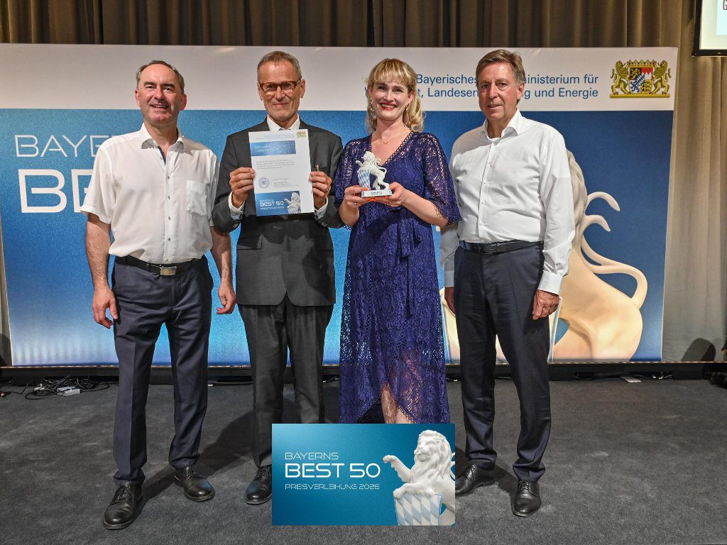 Lena und Clemens Gronde mit Wirtschaftsminister Hubert Aiwanger bei der Preisverleihung zu „Bayerns Best 50“ in Schloß Schleißheim am 30. Juli 2026
