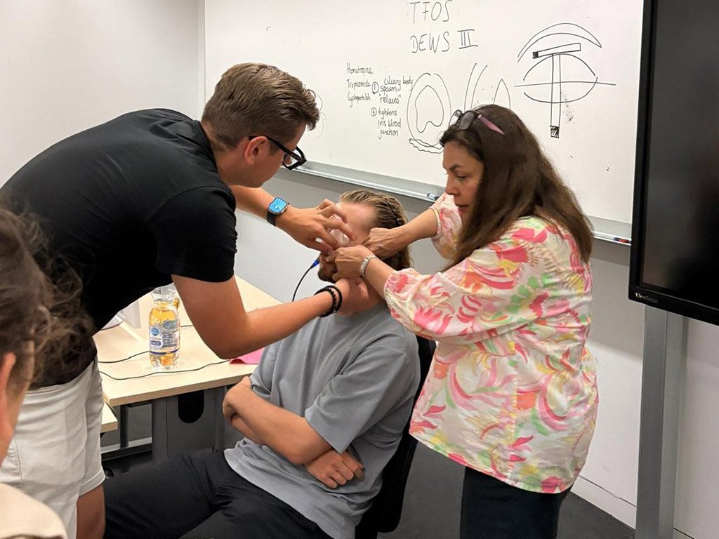 Ocular Disease Laborübung an der Hochschule Aalen im Masterstudiengang Vision Science and Business (Optometry)