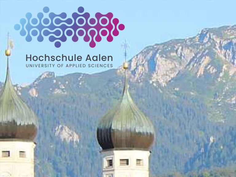 Logo der Hochschule Aalen vor einer Berglandschaft. Im Vordergrund sind die Zwiebeltürme des Klosters Benediktbeuern zu sehen, dahinter bewaldete Berghänge und felsige Gipfel unter blauem Himmel.