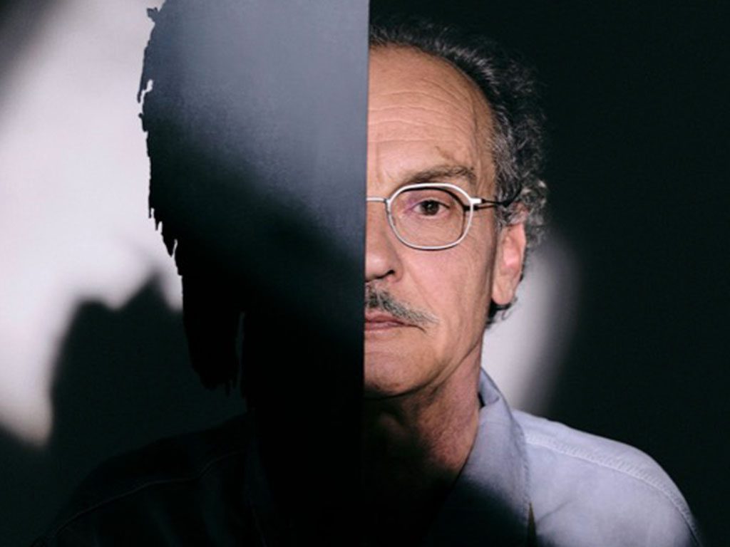 Künstler Fabrizio Corneli trägt eine Lindberg-Brillenfassung als Teil einer Licht- und Schatteninstallation für das Projekt „Enigma of Vision“