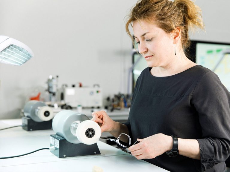 Auszubildende in der Lehrwerkstatt von Mister Spex
