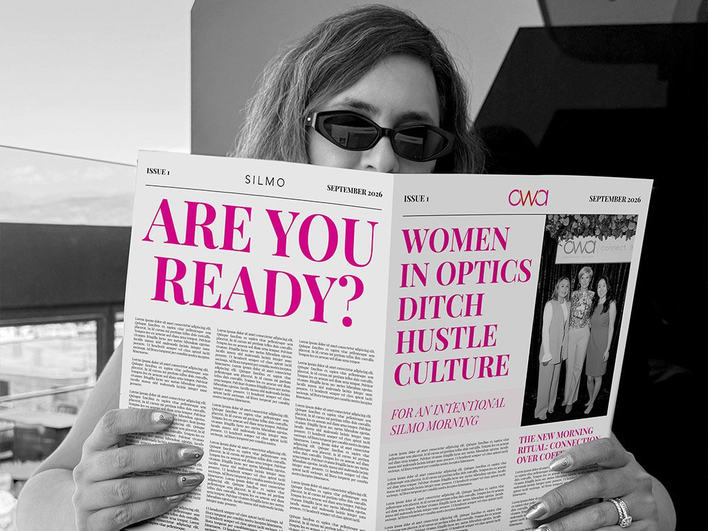 Mitglied der Optical Women’s Association zeigt Zeitung mit Aufschrift „Are you Ready“