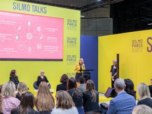 Silmo-Präsidentin Amélie Morel spricht auf einem Event der Optical Women’s Association auf der Silmo Paris 2025