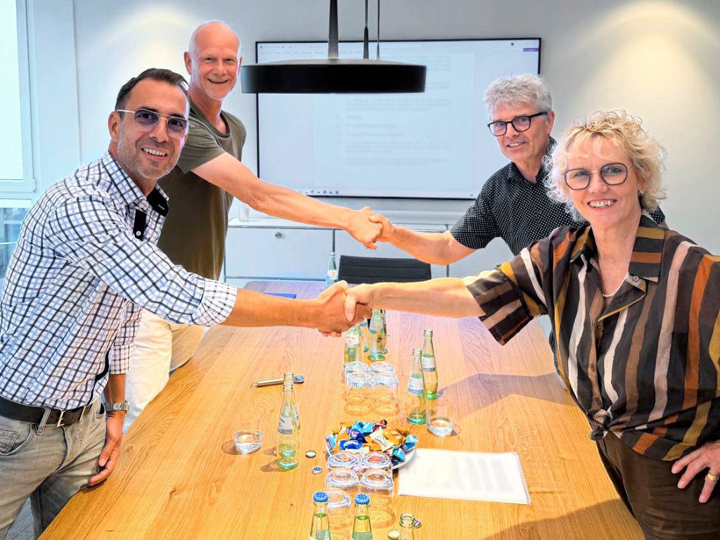 Ounda-Geschäftsführer Timo Beyer und Dirk Stader mit Annette und Christian Dalhoff von Augenoptik Dalhoff aus Bielefeld reichen sich die Hände zum Vertragsabschluss