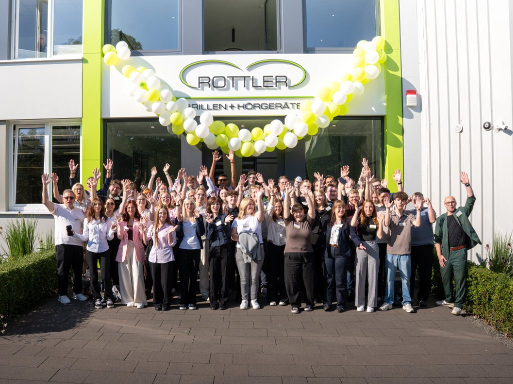 Gruppenbild von rund 53 neuen Rottler-Auszubildenden auf dem Kennenlerntag 2026