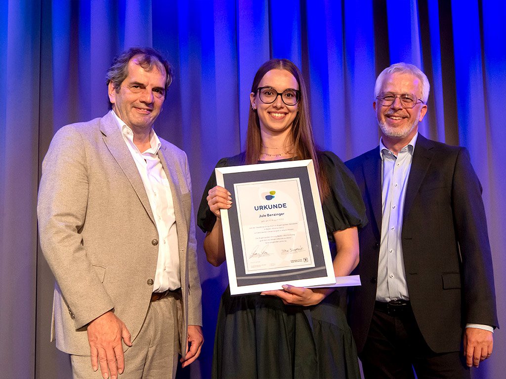 Von links: Peter Kupczyk und Matthias Müller überreichen Jule Benzinger bei der Augenoptiker-Freisprechungsfeier in Forst die Urkunde für das beste Gesamtergebnis in Baden-Württemberg