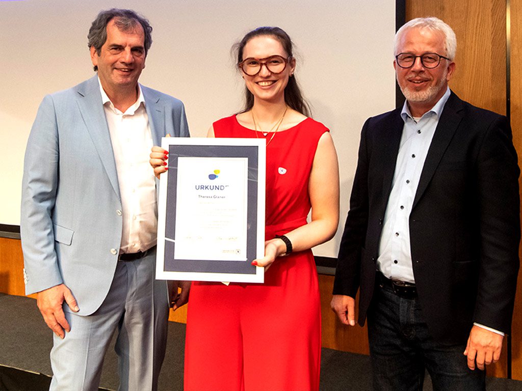 Von links: Peter Kupczyk und Matthias Müller überreichen Theresa Glaner bei der Augenoptiker-Freisprechungsfeier in Leinfelden-Echterdingen die Urkunde für das drittbeste Gesamtergebnis in Baden-Württemberg