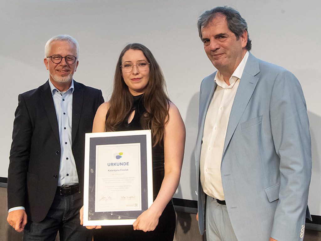 Von links: Matthias Müller und Peter Kupczyk überreichen Katarzyna Cieslak bei der Augenoptiker-Freisprechungsfeier in Leinfelden-Echterdingen die Urkunde für das beste Ergebnis in den handwerklichen Prüfungsteilen