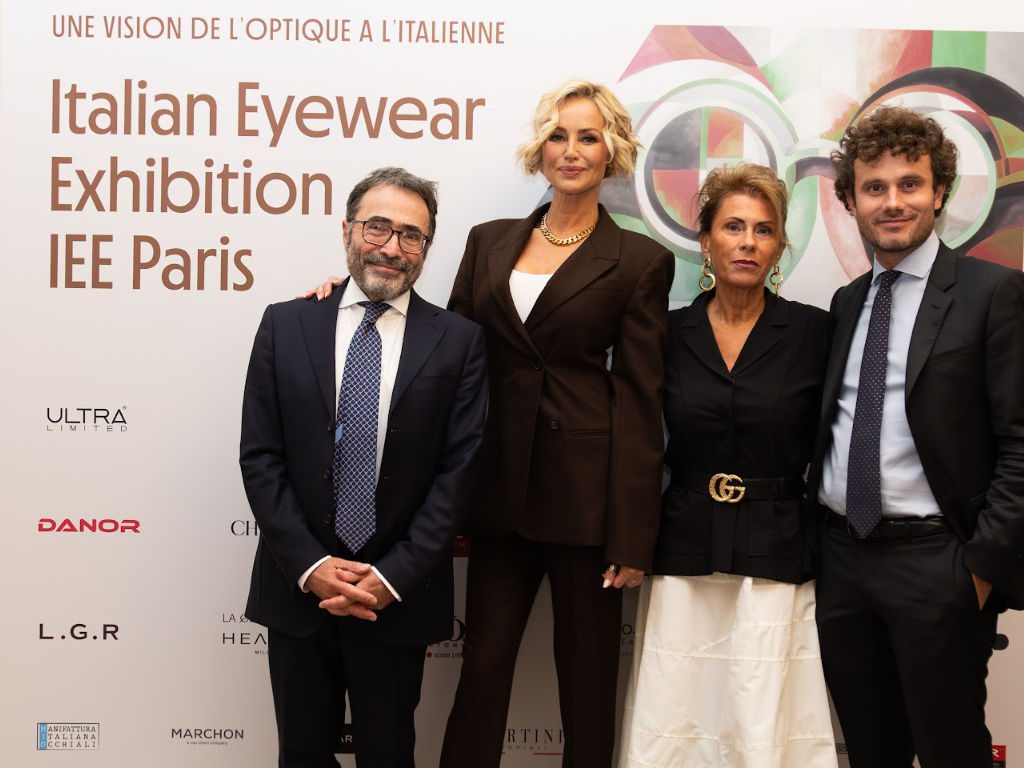 Von links stehen Luigi Ferrelli, Direktor des ITA-Büros in Paris, Adriana Karembeu, Lorraine Berton, Präsidentin von ANFAO, sowie Francesco Calderoli von der italienischen Botschaft in Paris vor einem Banner auf der IEE Paris
