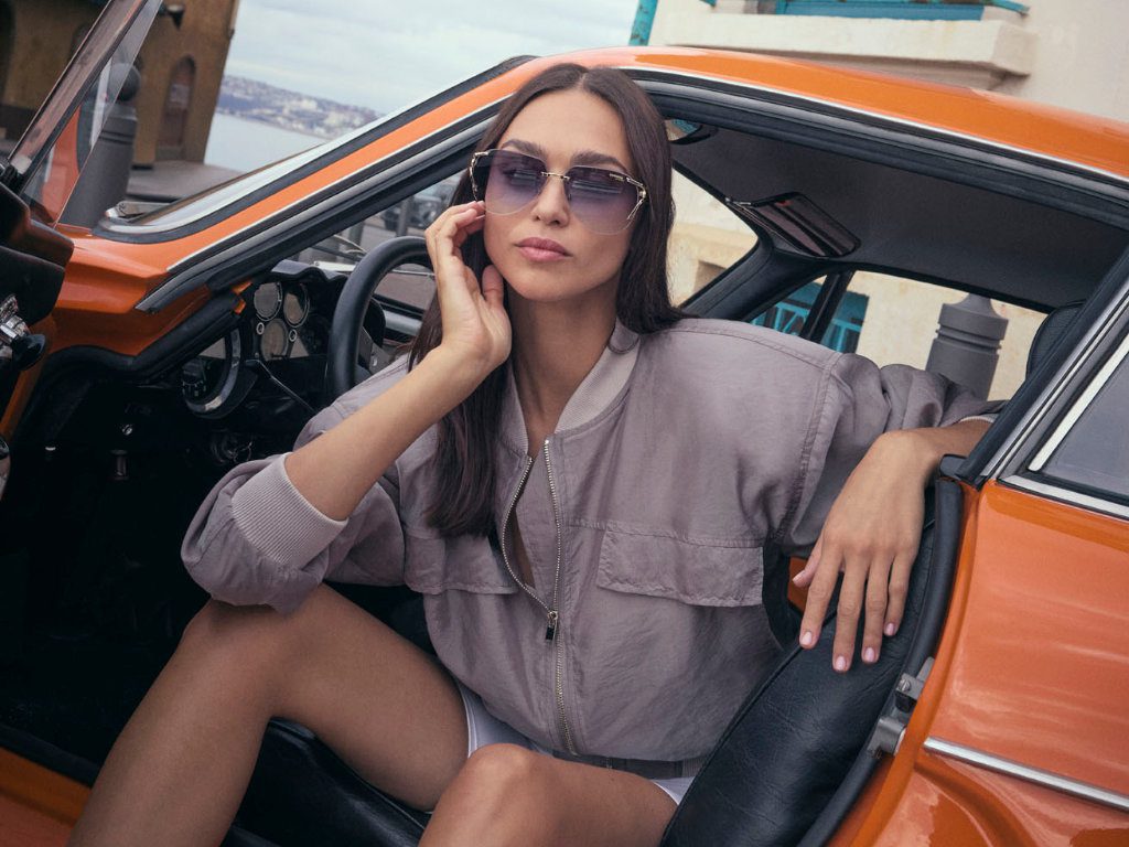 Weibliches Model im Auto sitzend, trägt Carrera-Brille von Safilo