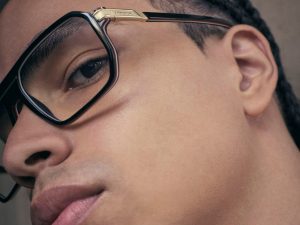Großaufnahme vom Gesicht eines männlichen Models, das eine Carrera-Brille von Safilo trägt