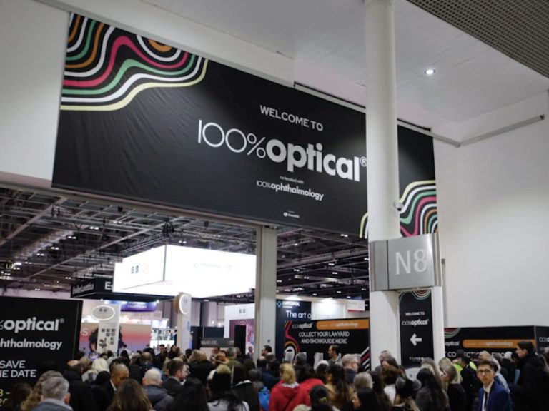 Eingang der Messehallen zur Londoner Augenoptik-Fachmesse 100% Optical