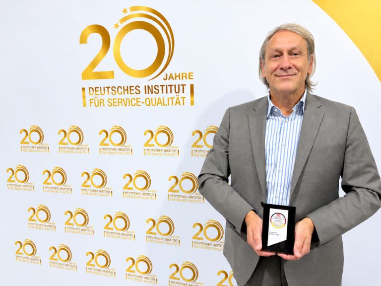 Ralf Felix Gotter von Bausch + Lomb zeigt die Auszeichnung Deutscher Gesundheits-Award 2026