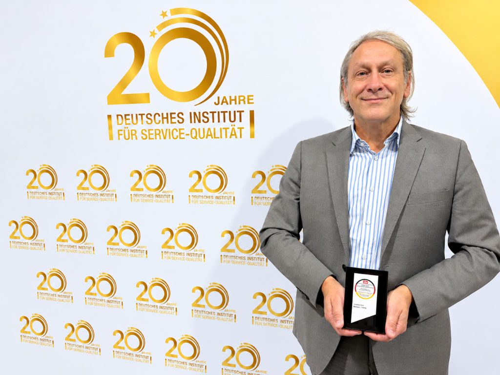 Ralf Felix Gotter von Bausch + Lomb zeigt die Auszeichnung Deutscher Gesundheits-Award 2026