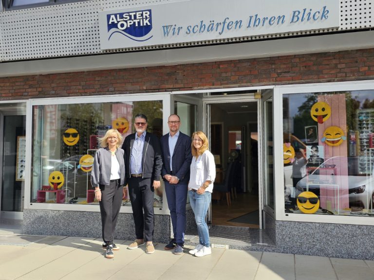 Von links: Daniela Steinkämper, Carsten Schünemann, Stefan Sikorski und Daniela Weiß am Tag der Geschäftsübernahme von Alster Optik durch Briag AG