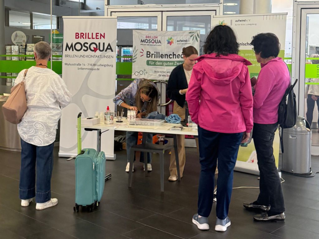 Das Augenoptikerunternehmen Brillen-Mosqua sammelt Spenden im Klinikum Ludwigsburg