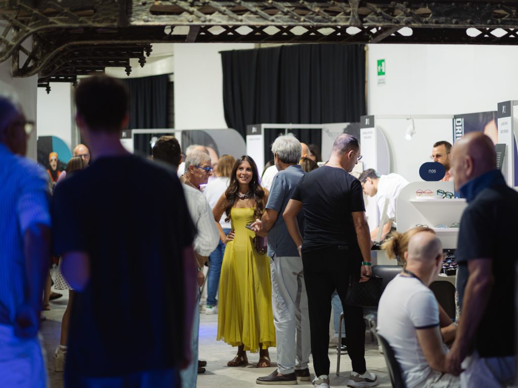 Besucher der Brillenfachmesse DaTE 2026 im Salone Margherita in Neapel
