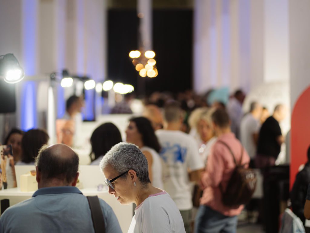 Besucher der Brillenfachmesse DaTE 2026 im Salone Margherita in Neapel
