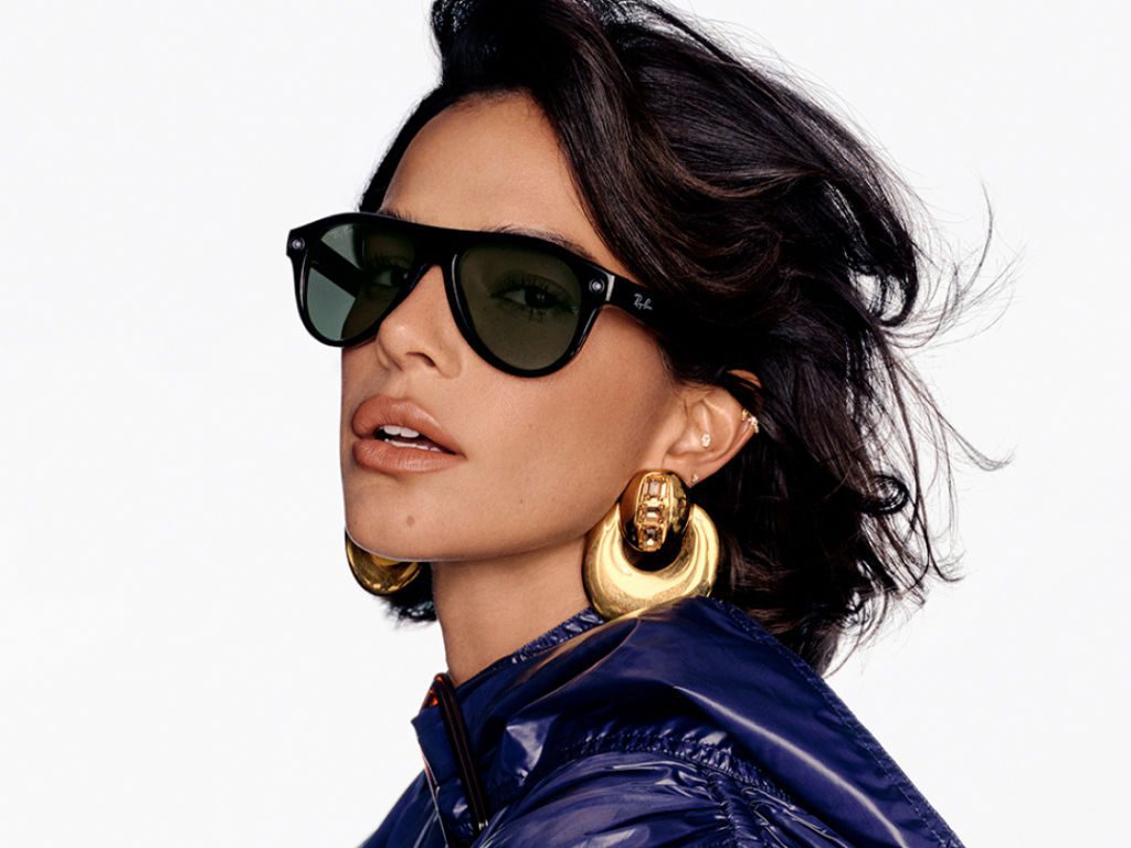 Weibliches Model trägt Ray-Ban-Meta-Smart Glasses von EssilorLuxottica