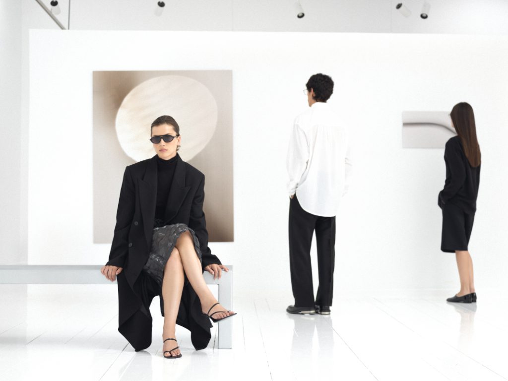 Model trägt Kaleos-Damenbrille