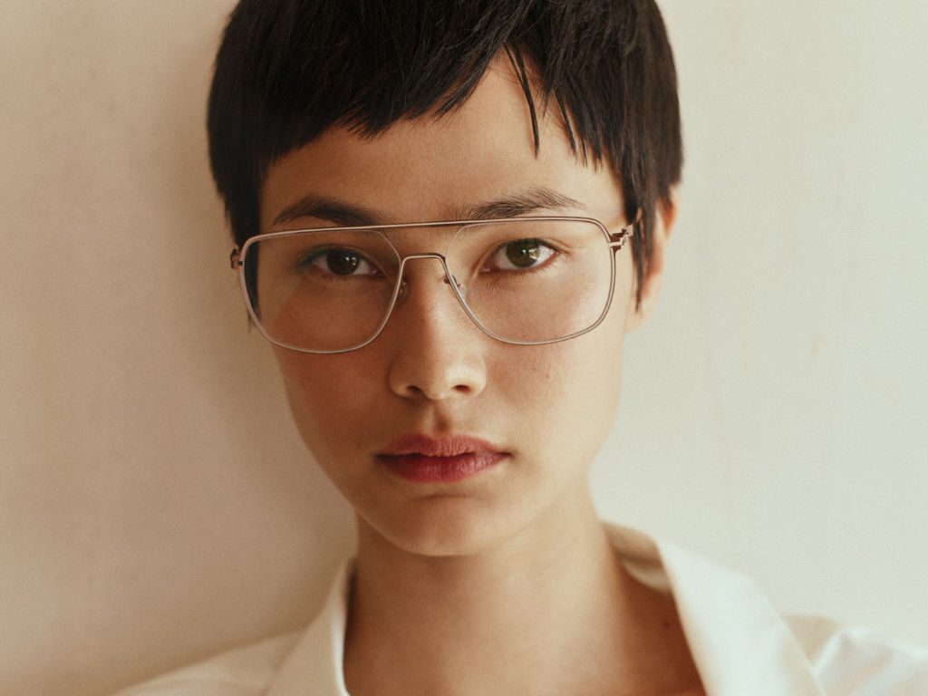 Weibliches Model als Motiv einer Bildserie zur aktuellen Brillen-Kollektion von Mykita
