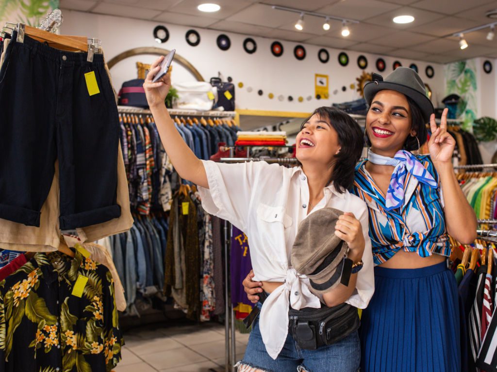 Junge Frauen machen Selfies beim Shoppen