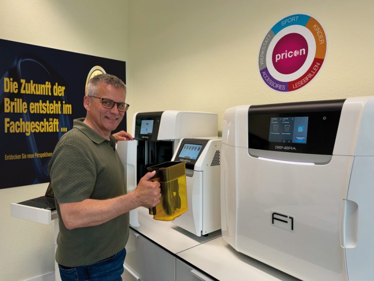 Pricon-Geschäftsführer Matthias Köste vor der Anlage zu Localframe.works, ein System zur Fertigung von Brillenfassungen im 3D-Druck