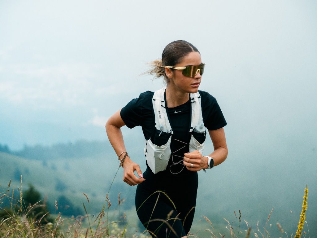 Outdoor-Sportlerin trägt die Sportbrille Astral Arc von Rudy Project