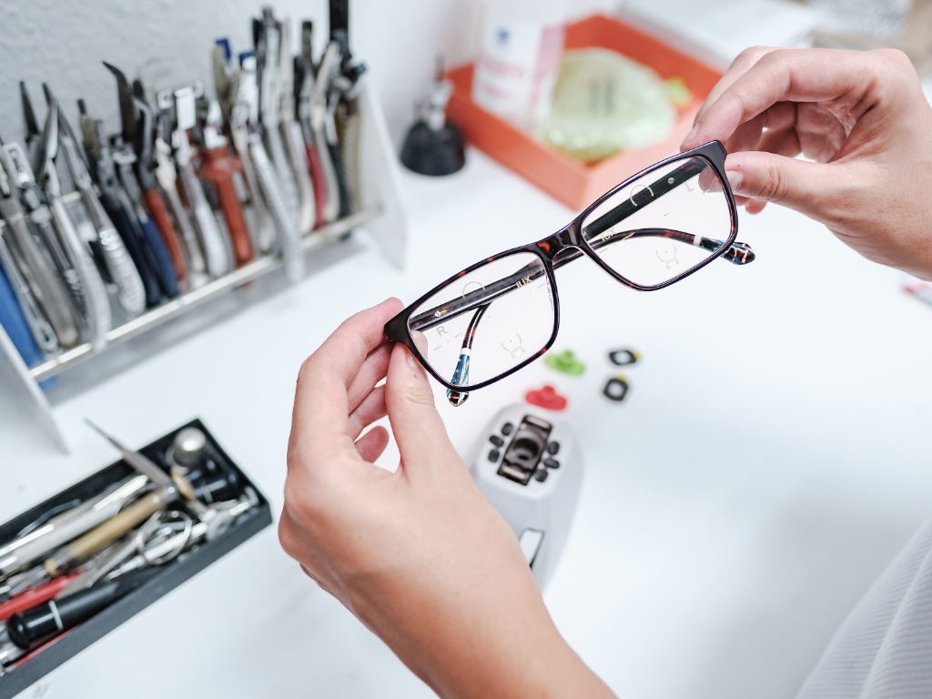 Brillen-Reparatur in Augenoptiker-Werkstatt