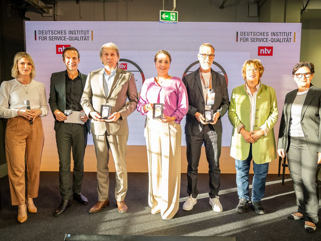 Preisträger und Moderatoren beim Deutschen Gesundheits-Award 2026 in Berlin