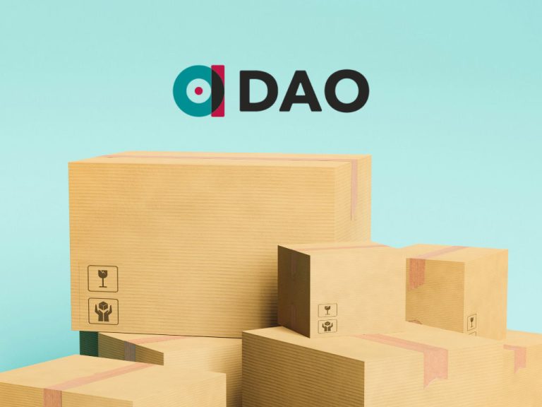 Bildmontage zeigt Logo der DAO über Paketstapel