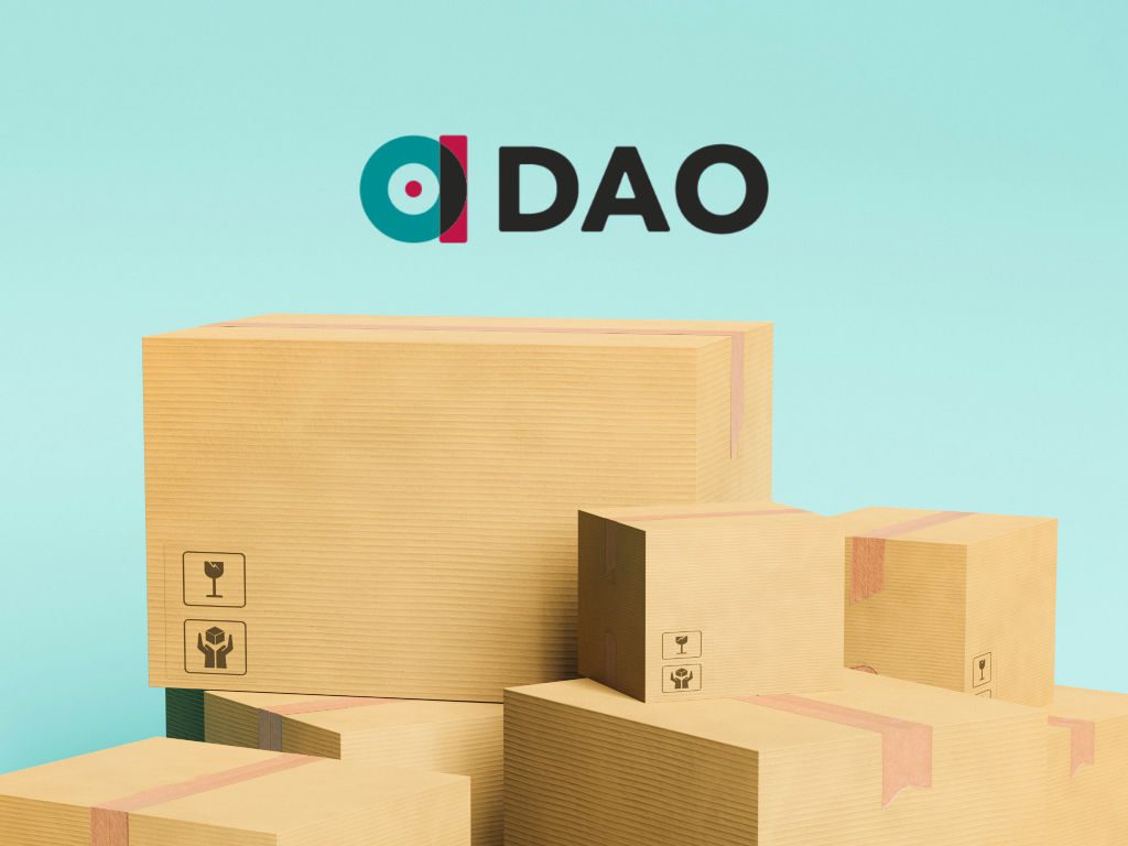 Bildmontage zeigt Logo der DAO über Paketstapel