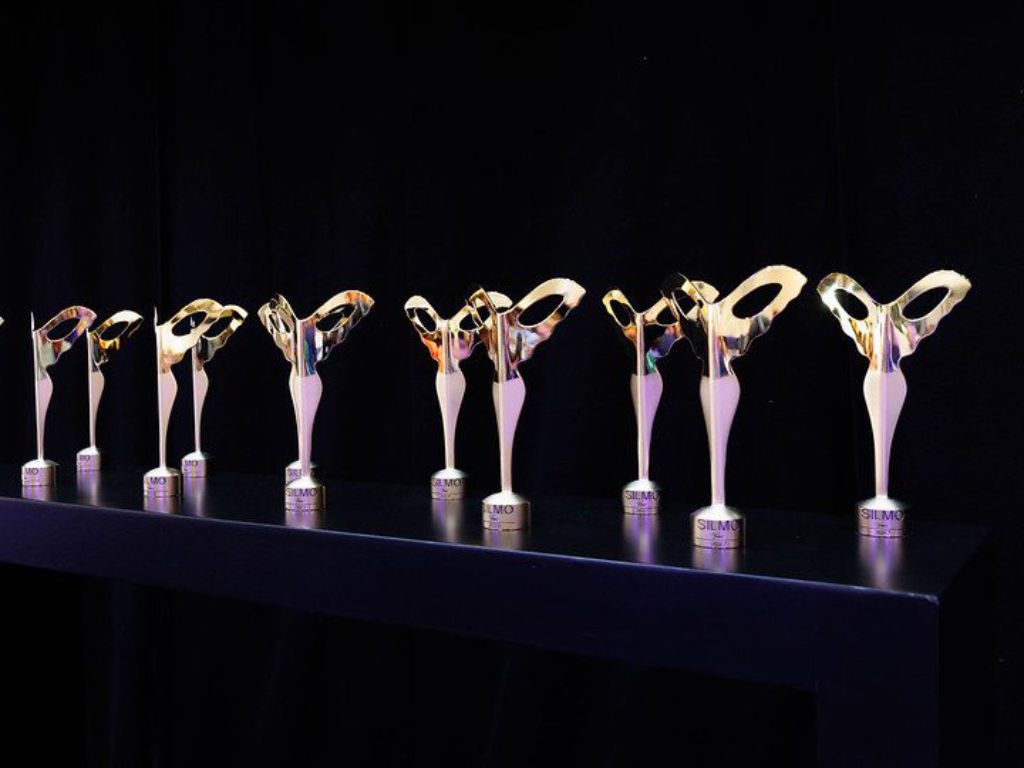 Mehrere goldene Silmo d’Or-Trophäen in einer Reihe