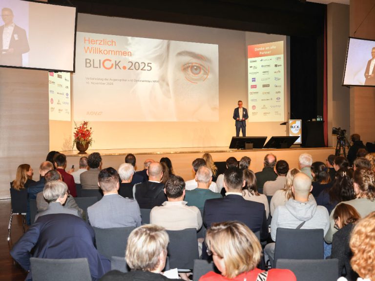 Thomas Heimbach, Vorsitzender des AOV NRW, auf der Bühne beim Verbandstag Blick. 2025