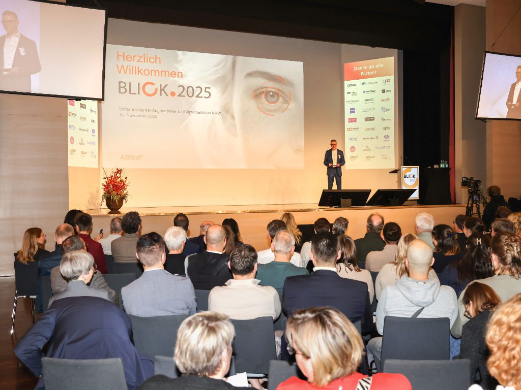 Thomas Heimbach, Vorsitzender des AOV NRW, auf der Bühne beim Verbandstag Blick. 2025