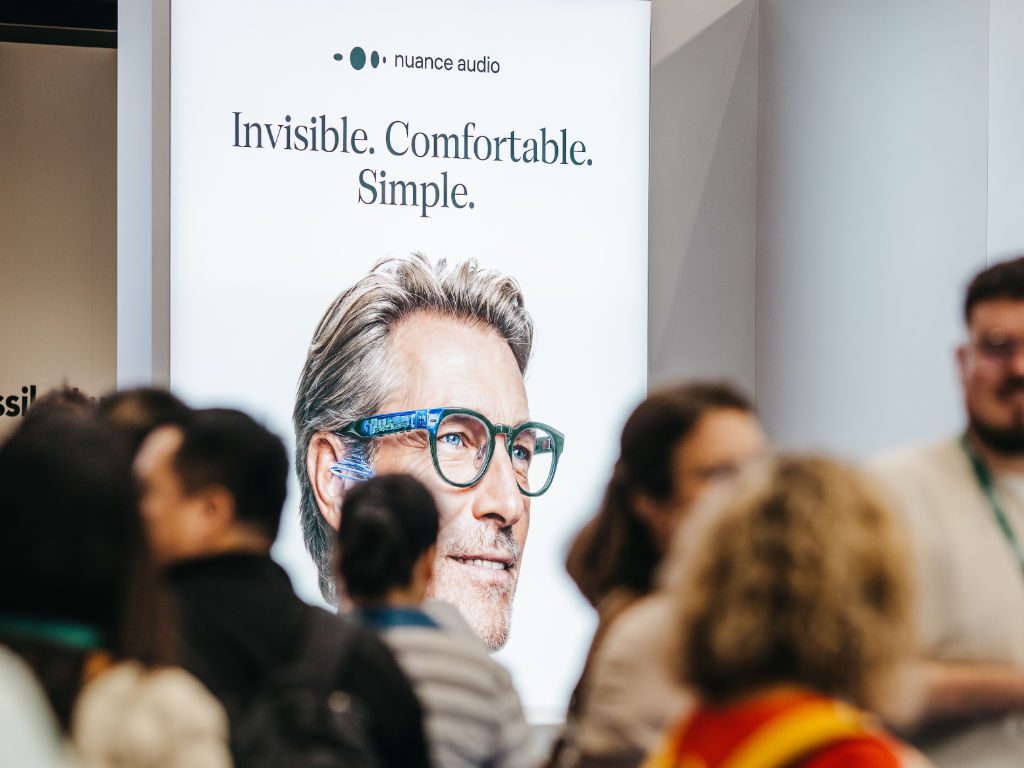 Werbeschild zu Nuance Audio Plus von EssilorLuxottica auf der Fachausstellung des EUHA-Kongresses 2026