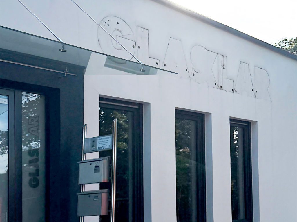 Fassade des bisherigen Glasklar-Firmengebäudes zeigt entferntes Unternehmenslogo