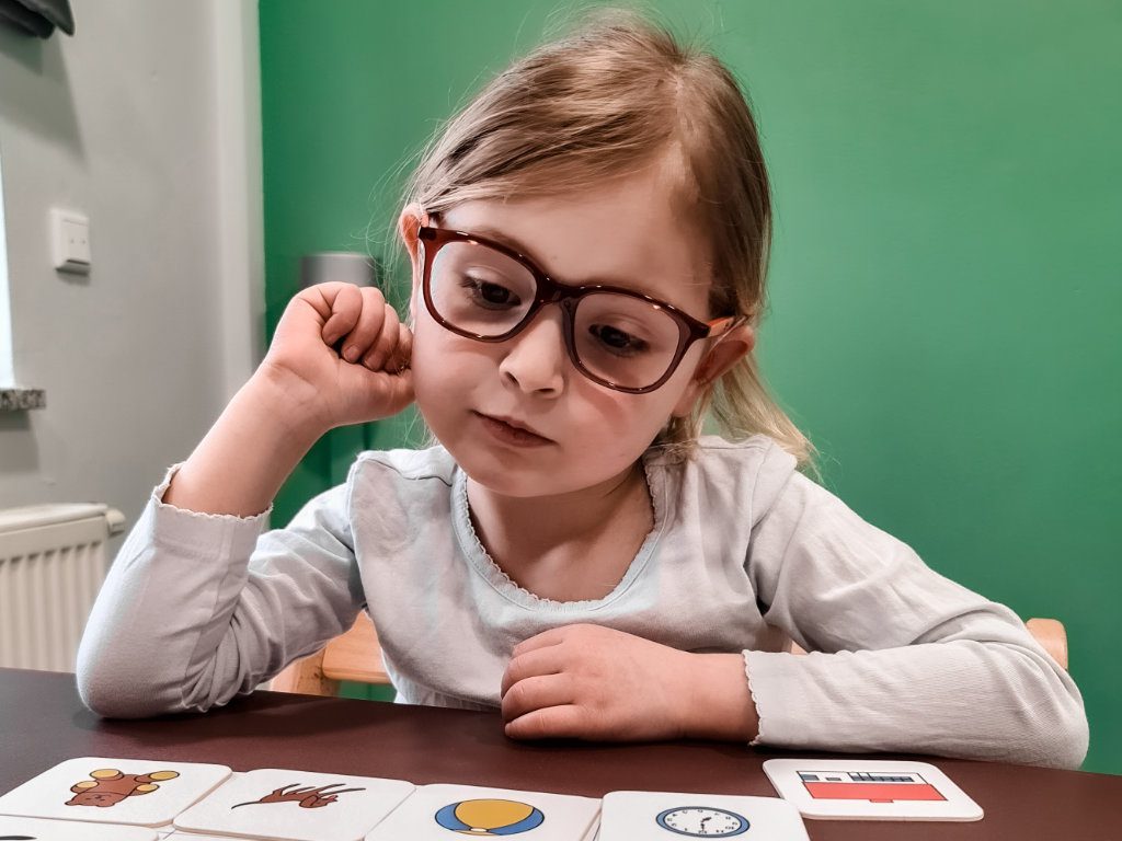 Mädchen mit Brille bei Sehtest