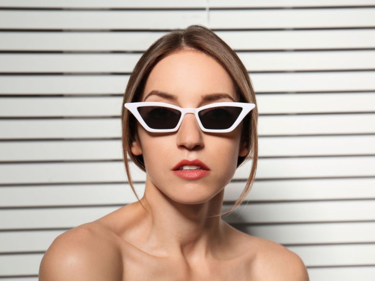 Frau posiert mit trendiger Sonnenbrille